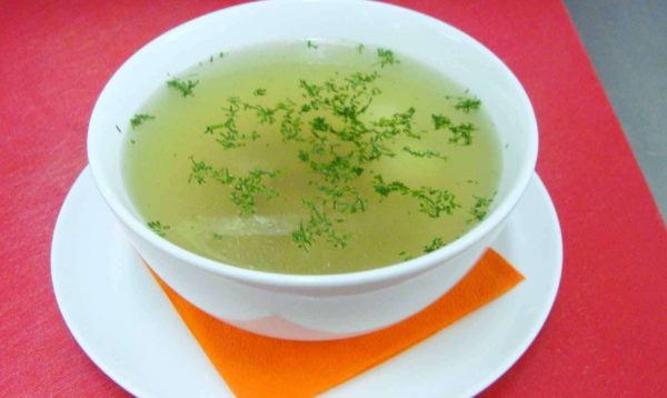 Пищевая ценность куриного бульона зависит от составляющих