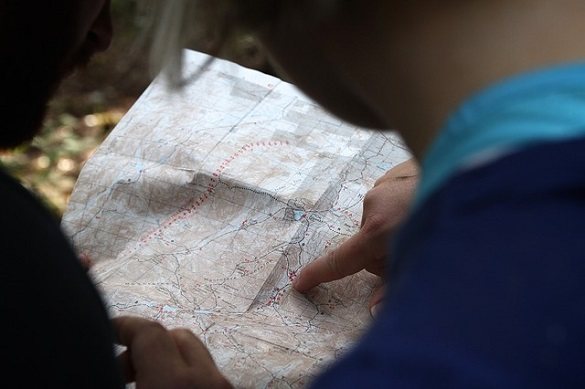 Указывает пальцем на карту